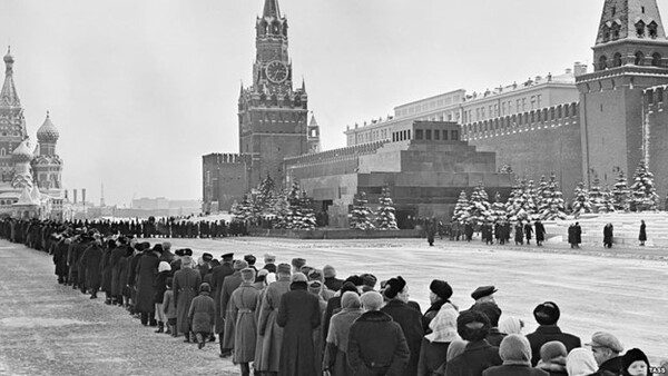 Нескончаемая очередь к Мавзолею Ленина