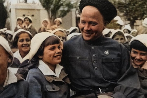 Аркадий Гайдар со школьниками