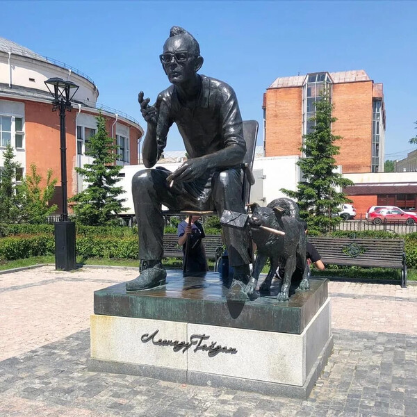 Памятник Гайдаю в Иркутске