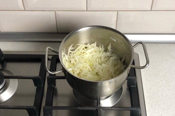 Капусту шинковали и нагревали в кастрюле