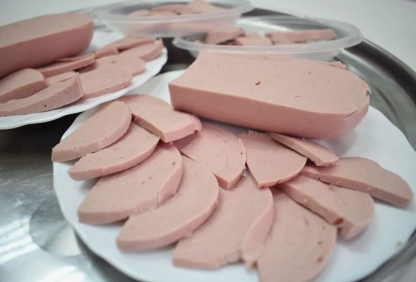 Почему колбаса и сосиски стали отравой в России