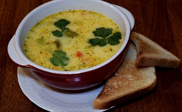 Суп можно подавать с поджаренным хлебом