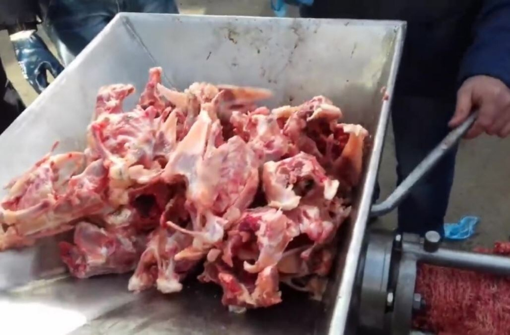 Почему колбаса и сосиски стали отравой в России