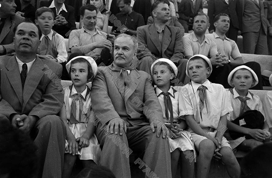 Молотов с пионерами Артека