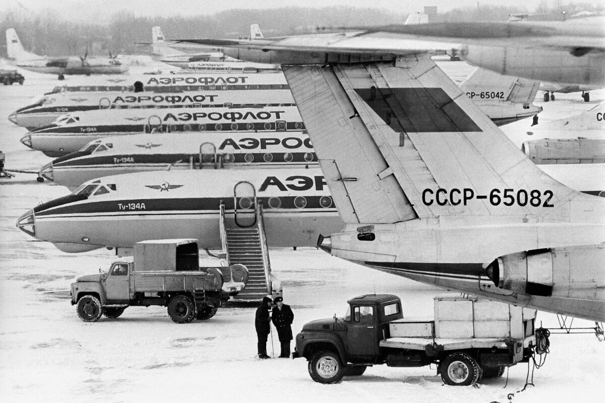 Авиация СССР. Самолет Ту-134 на стоянке