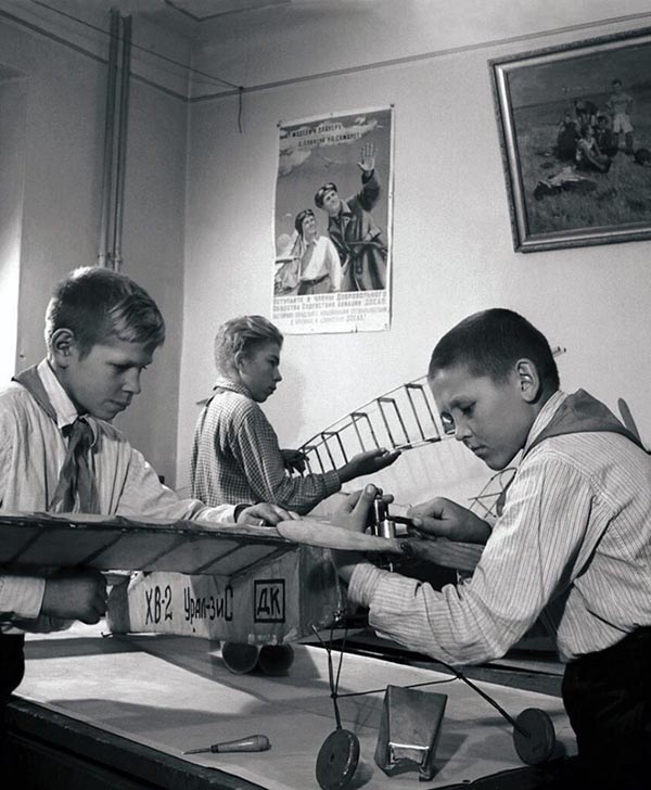 Будующие конструкторы самолетов