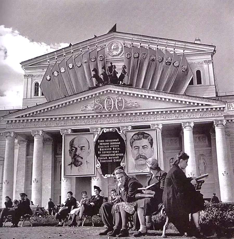 Ожидание спектакля у Большого театра