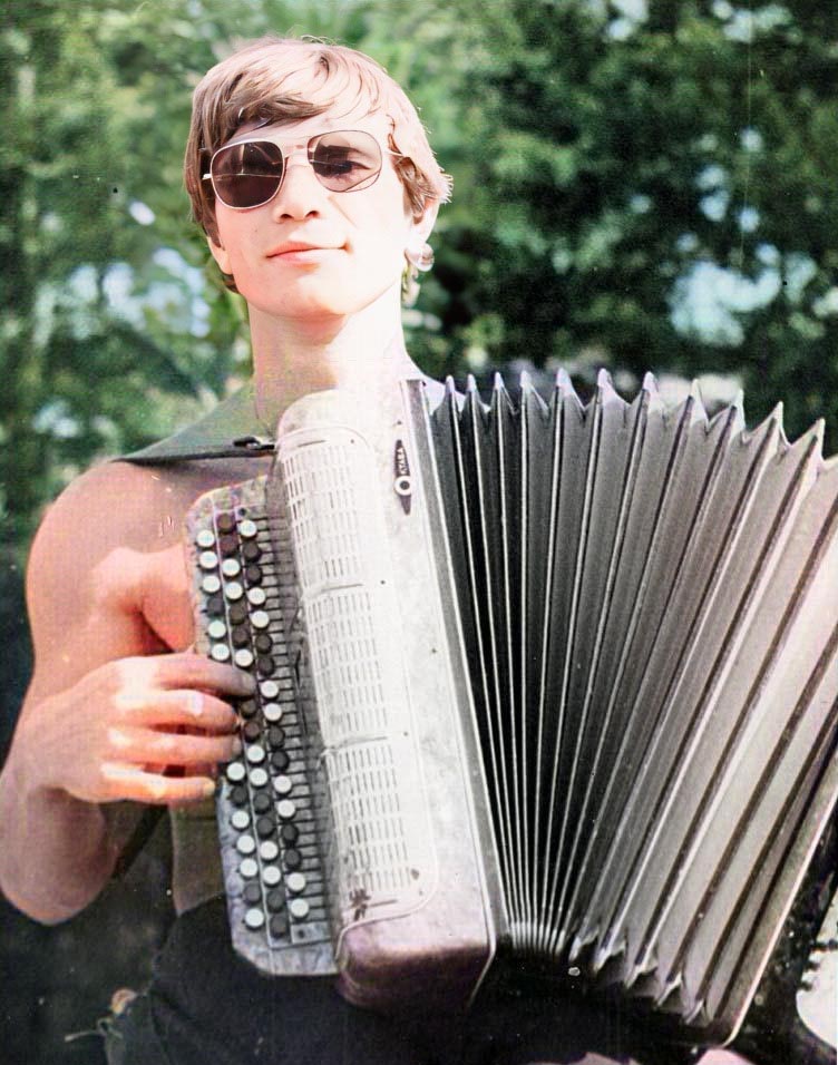 Первый парень на деревне баянист