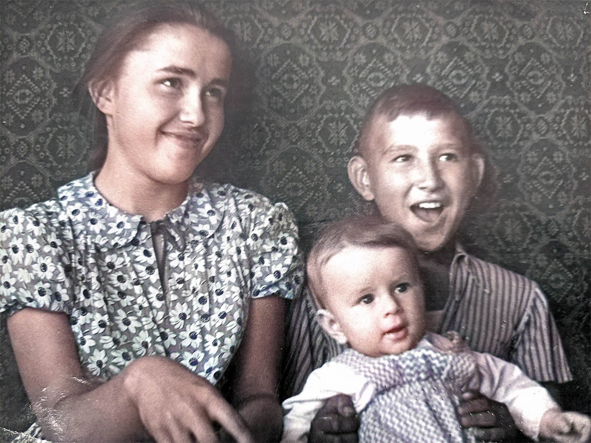 Сестричка с братьями