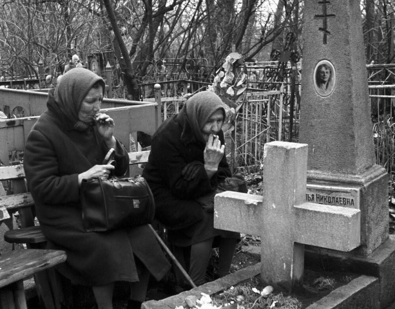 Поминают подружку